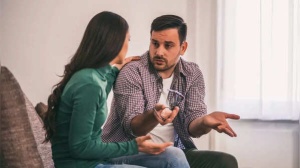 7 Early Warning Signs Your Partner May Be Commitment-Phobic