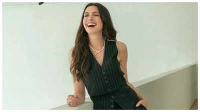 Anne Hathaway FALLS down stairs during 'The Devil Wears Prada 2' shoot; recovers like a pro - WATCH